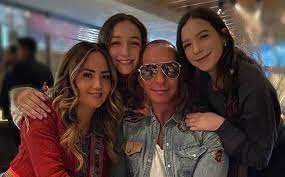 Mía y nina son hijas de los famosos andrea legarreta y erick rubin, quienes se han destacado por su talento y carisma en la televisión. Erik Rubin Confiesa Como Es Vivir La Cuarentena Con Andrea Legarreta