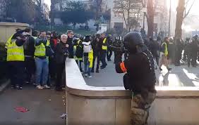 Résumé de dans la tête d'un flic. Paris Un Policier De La Bac Vise A La Tete Des Gjs Il S Arrete Quand Il Voit Qu Il Est Filme