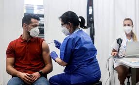 En la sección de la población de 18 a 29 años no hay curva ascendente de hospitalizaciones aunque en la de 30 a 39 sí, levemente, mencionó clark. Xmnowdje1 Oenm