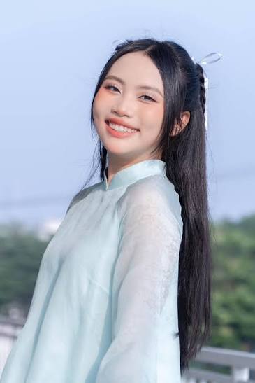 Phương Mỹ Chi tạo dấu ấn với những thiết kế mang hơi thở truyền thống được làm mới theo tinh thần thời trang đương đại.