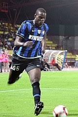 Balotelli is clearly absolutely raging when he returns to the bench, loudly protesting the call while throwing various objects to the floor in frustration. File Mario Balotelli Inter Mailand 2 Jpg Wikimedia Commons