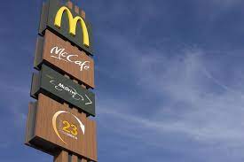 Aire d'autoroute \ɛʁ d‿o.to.ʁut\ féminin. Mcdonald S Deboule Sur Les Aires D Autoroute Au Maroc