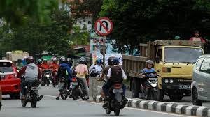 Papan tanda amaran dan 'blinker' akan untuk tujuan mengurangkan masalah salah laku jalan raya, pengguna jalan raya harus dididik supaya mempunyai kesedaran keselamatan jalan. Kurangi Kecelakaan Di Jalan Raya Pengendara Harus Paham Rambu Lalu Lintas Safety Sign Indonesia