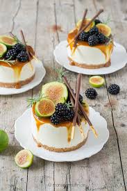Mini Cheesecake Mit Salzkaramell Feigen Und Brombeeren Monsieur Muffin Einfacher Nachtisch Kuchen Und Torten Rezepte Kuchen Und Torten