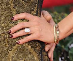 Jennifer aniston was previously married to actors brad pitt and justin theroux and received two gorgeous engagement rings during her past romances. Here S What Happens To Jennifer Aniston S Engagement Ring