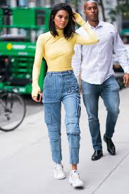 سيقان طويلة رائعة ومثيرة دون حمالة صدر في تنورة صغيرة في soho house في ماليبو الكاتب: Kendall Jenner Celebrities In Jeans Fall 2018 Popsugar Fashion Uk Photo 47