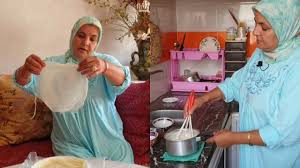 ورقة البسطيلة بطريقة ناجحة و مضمونة مع لالة أمينة Youtube Open Shoulder Tops Food Women