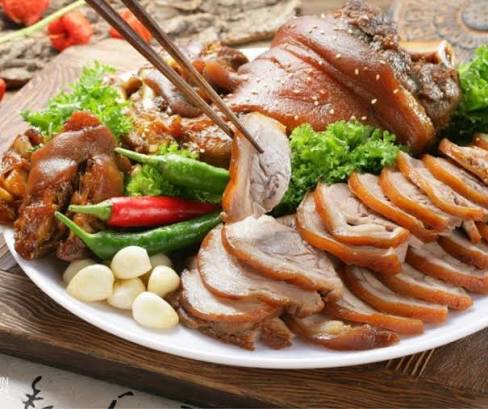 MÓN NGON SAPA Thịt lợn cắp nách Lợn được nuôi thả rông, sức đề kháng tốt, hàng ngày được ăn các loại rau rừng nên thịt ngọt tự nhiên, không lẫn với