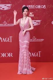 倪妮又出神图！Angelababy进不去的红毯，她美得像开了光……