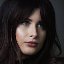 Stephanie Lightfoot's Instagram, Twitter & Facebook