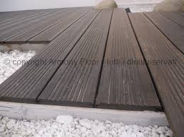 Il legno, contrariamente a quanto si pensi, è un materiale adatto a pavimentare anche aree esterne.ovviamente, rispetto ad un parquet per interni, in questo caso il. Doghe In Legno Per Esterni Elementi E Dimensioni