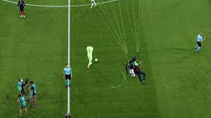 A organização ambiental greenpeace pediu desculpa pelos ferimentos causados por um manifestante antes do jogo do euro2020 de futebol entre a frança e a alemanha, em munique, em que o voo do. 0dp5mojhgozzym
