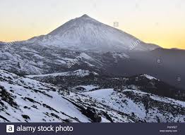 Restaurante parador de las cañadas del teide. Pico Del Teide In Der Dammerung 3718 M Hohen Berg Und Der Vulkanischen Landschaft Der Nationalpark Teide Mit Schnee Bedeckt Teneriffa Kanarische Inseln Spanien Stockfotografie Alamy