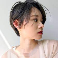 ノンパーマ 暗髪がクール 大人に似合うストレートショートヘア マキアオンライン maquia online ヘアスタイリング ショートのヘアスタイル ショートヘア