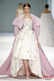 本季ralph russo的主题依旧是唯美的花朵 如你所见 没有撞色 没有夸张的图案 清新素雅的颜色搭配着波浪 组成的花瓣 这种独特的设计被运用到了衣领和下摆上 清水出芙蓉 天然去雕饰 一切都显得清新脱俗 摆脱了庸俗的纷扰 独自绽放着那份从 couture looks