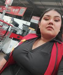 No mms vine a comprar lo que me falta para la escuela 🏫😂 y está cerrado  aún 🥹😏 #TeamCR