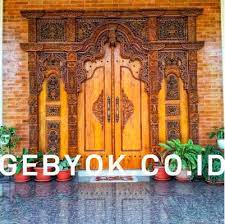 Model ukiran gebyok merupakan motif yang sangat terkenal dengan naunsa ukiran kunonya.motif ukiran khas asli jawa sudah terkenal pada zaman kerajaan dulu. Pintu Rumah Gebyok Jawa Model Joglo Modern Minimalis Terbaru