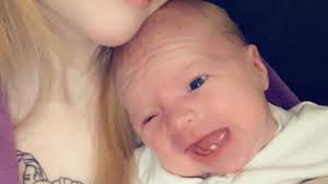 Aber bei einem etwa sechs monate altem säugling, in dessen kiefer sich die ersten zähne bereits ankündigen, kann man durchaus schon mal spielerisch mit der mundhygiene. Hexenzahn Baby Kommt Mit Uberraschung Im Mund Zur Welt Brigitte De