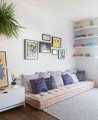 Pilihan sofa yang berukuran standart minimalis. Tanpa Sofa Begini Cara Hadirkan Ruang Keluarga Nyaman Dan Asik Idea