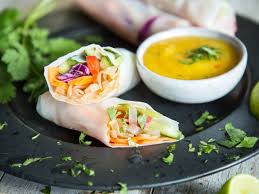 Leicht Und Knackig Veggie Sommerrollen Mit Mango Dip Rezept Sommerrollen Einfache Gerichte Mango Dip
