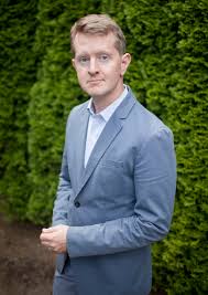 Hq trivia is a live game show app where people answer multiple choice trivia questions with the hope of winning real money. Jeopardy Champ Ken Jennings Shares Tips On How To Dominate Hq Trivia And Other Quiz Apps Deseret News
