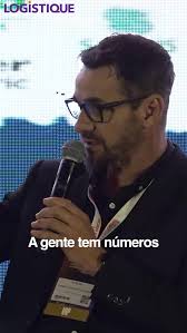 Alta performance na retaguarda: Para operações logísticas! 📦⚡ Na NRF 2026,  a inovação vai muito além da frente de loja. Nosso diretor, Fernando Santini,  conferiu de perto uma tecnologia hands-free voltada para