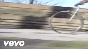 chorus e b e ti vengo a cercare c#m b e b anche solo per vederti o parlare c#m b a c#m perche' ho bisogno della tua presenza em7 a7 d per capire meglio la mia essenza. Franco Battiato E Ti Vengo A Cercare Youtube