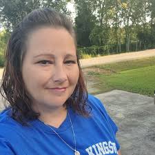 Does any restaurant in PORT LAVACA serve raw oysters 🦪?