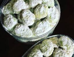 Kue kering putri saljubahan2nya :terigu 400gramgula halus 2sdmmentega/butter 250gramkuning telur 1garam sejumputgula halus secukupnya untuk membalur. 3 Resep Kue Putri Salju Enak Dan Legit Bisa Kreasi Dengan Keju Lumer