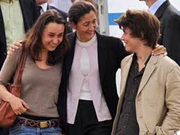 Ingrid betancourt expresa esperanza y reservas el presidente juan manuel santos dice que el anuncio no es suficiente cifras de la ong país libre aseguran que aún hay unas 415 personas. Ingrid Betancourt Reunited With Her Family