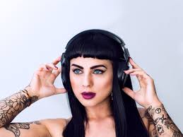 Wearing more than two coats of mascara will usually kirsten's eyebrows, for example, have a natural arch that complements her eyes, and are noticeable without being thick. Wallpaper Black Hair Girl Blue Eyes Makeup Headphones 1920x1440 Hd Picture Image