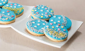 Coppate dei fiori con l'aiuto di uno stampino, quindi prendete un biscotto, spalmateci sopra un leggerissimo strato di. Biscotti Decorati Con Pasta Di Zucchero Big Party Planner