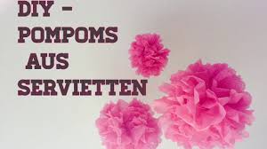 Mit ein bisschen geschick kann sie jeder leicht selbst herstellen und so eine individuelle tischdekoration entstehen lassen. Diy Pompoms Aus Servietten Oder Taschentuchern Basteln Fur Hochzeit Oder Kirchendeko Youtube