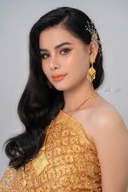 Lilly Le's Instagram, Twitter & Facebook