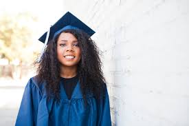 If you're worried about your hair looking flat for your graduation party, be sure to pack a pick in your clutch for a quick fluff before you hit the photo booth. How To Style Your Natural Hair Under A Graduation Cap Essence Scoopnest