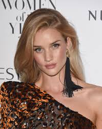 To achieve rosie huntington whiteley's hair color, first carefully identify your client's current level, percentage of grey and hair condition. Supermodels Vorher Nachher Die Veranderung Der Stars Brigitte De
