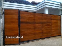 Di tahun 2020 ini, kamu bisa menemukan inspirasi desain pintu rumah minimalis yang paling populer. 10 Model Pintu Pagar Besi Kombinasi Kayu Di Tahun 2020