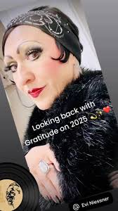 🌹 With a slight smile I say adieu in Gratitude and with Love to 2025!  ❤️💫💋 Have all a „Guten Rutsch“ into 2026!!! 🍀🥂🍾🎉 #gratitude  #eviniessner #roaring20s #ShowBiz #diva #divine