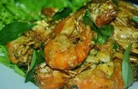 1kg udang (seeloknya udang besar @ udang galah) garam kunyitkn dan goreng sekejap. Resepi Masak Udang Galah