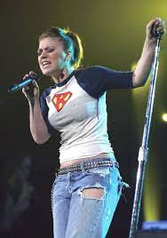 She was born to jeanne ann taylor (née rose), an english teacher & stephen michael clarkson, an engineer. Kelly Clarkson I Need This Shirt Kelly Clarkson Country Female Singers Female Singers