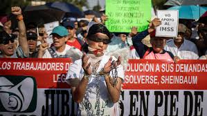 Los trabajadores del IMSS toman las calles contra salarios empobrecidos y desabastecimiento en los hospitales