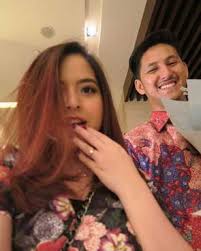 Dan satu lagi, tasya kamila resmi dilamar sang kekasih randi bachtiar. Pasca Lamaran Diam Diam Tasya Kamila Menikah Agustus 2018