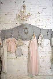 Pour compléter sa literie, epeda propose différents modèles de têtes de lit avec un grand choix de formes et de styles, classique ou design, à personnaliser avec le tissu de son choix et à coordonner avec son sommier et son intérieur. 15 Idees Deco Pour Recuperer Une Tete De Lit Inspirez Vous Shabby Chic Diy Shabby Chic Decor Shabby Chic