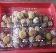 Donat, kudapan manis yang sederhana ini pernah begitu terkenal sekitar tahun 1990 setelah warung waralaba donat yang berasal dari amerika hadir di tengah tengah indonesia di tahun 1985. Resep Donat Isi Coklat Lumer