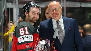 Řadí se tak mezi historicky nejúspěšnější týmy ms v hokeji. Bernhard Maier Predal Trofej Nejuzitecnejsimu Hraci Iihf Mistrovstvi Sveta V Lednim Hokeji 2019 Novinky Skoda