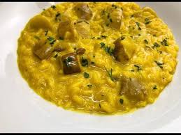 Fai rinvenire i funghi porcini per 5 minuti in padella con un filo d'olio, 2 cucchiai di vino bianco e l'aceto balsamico e tienili da parte. Risotto Allo Zafferano Con Porcini E Toma Piemontese Cucinandomelagodo Youtube