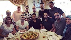 كشفت التحقيقات مع الفنانتين المصريتين، منى فاروق، وشيماء الحاج، اللتين ظهرتا في فيديو إباحي تم تصويره لهما بصحبة برلماني، مخرج شهير، كشفت عن تفاصيل جديدة. Ø¨Ø§Ù„ØµÙˆØ± Ø§Ù„ÙÙ†Ø§Ù† Ù…Ø­Ù…Ø¯ Ø­Ù…Ø§Ù‚ÙŠ ÙŠØ­Ù„ Ø¶ÙŠÙØ§ Ø¹Ù„Ù‰ Ø¹Ø§Ø¦Ù„Ø© Ø¹ØµØ§Ù… Ø³Ø±Ø­Ø§Ù† Ø¨Ø­Ø¶ÙˆØ± Ø´ÙŠÙ…Ø§Ø¡ Ø¹Ø¨Ø¯ Ø§Ù„Ø¹Ø²ÙŠØ²