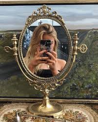 Vintage photo camera with aesthetic metallic elements, beautiful old fashioned font and leather harmonic. Mi Hater Chase Hudson Y Tu In 2021 Photo Classy Aesthetic Aesthetic Photography