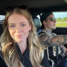 Leigh Crouch's Instagram, Twitter & Facebook