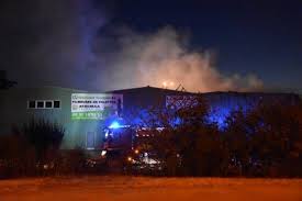 Cinquante Pompiers Mobilises Pour Eteindre L Incendie D Un Batiment A Toury Toury 28390 Batiment Pompier Sapeur Pompier